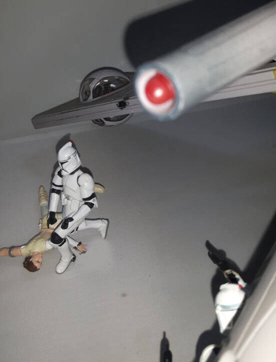 Clone Trooper gopes to Padmes aid - Attack of the Clones