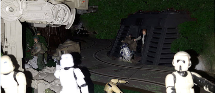 R2-D2 Figure with Cargo Net 30th Anniversary 