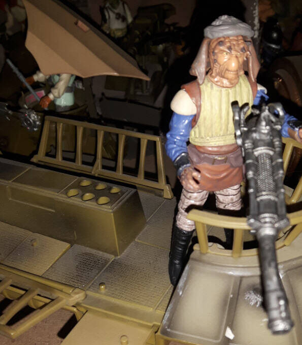 Vizam with heavy blaster aboard Tatooine Skiff